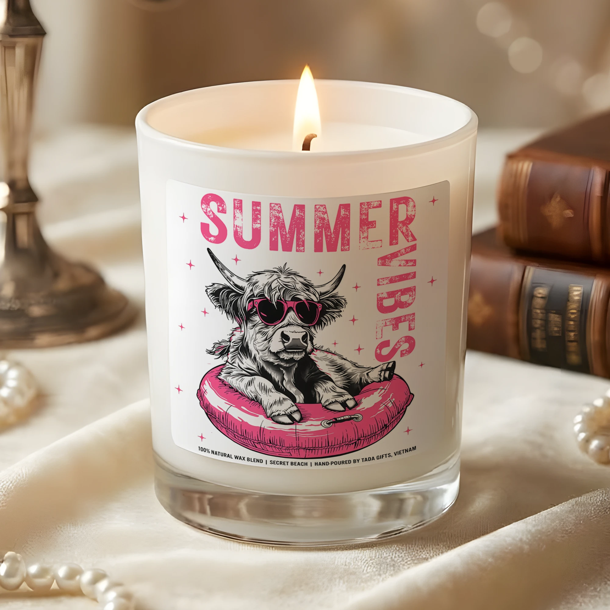 Highland Cow Summer Vibes Candle – Funny Cow Lover Gift – Pink Pool Float Aesthetic Decor – Cute Animal Scented Candle – Hand-Poured Soy Wax