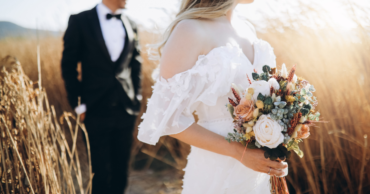 Rustic Wedding Inspiration: The Timeless Harmony of Wood, Candles, and Barley